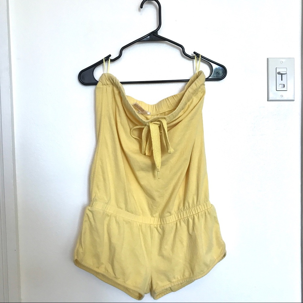 Yellow strapless jumper